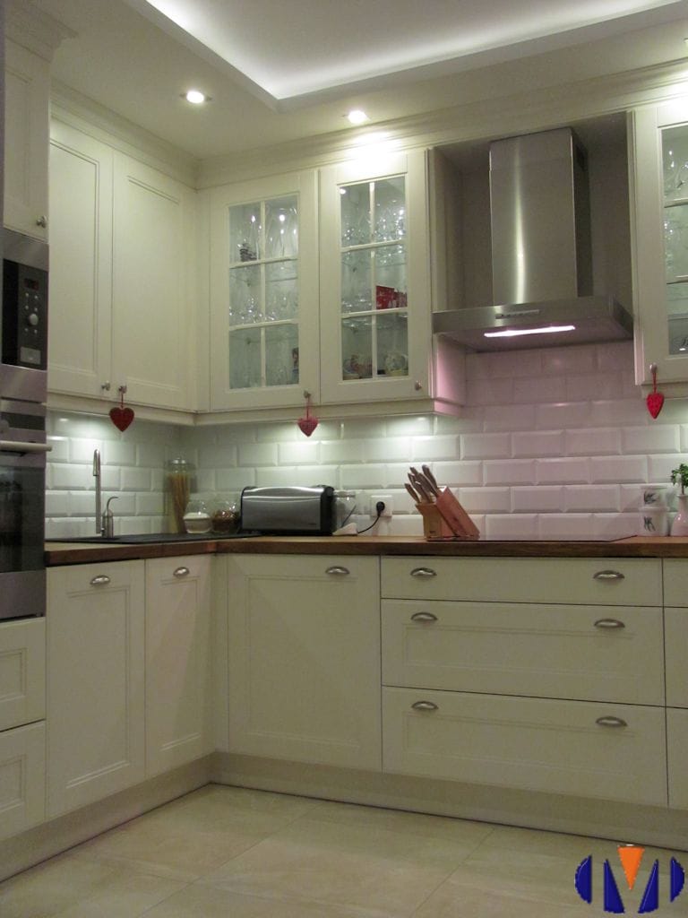 Klasyczna kuchnia z białymi frontami i drewnianym blatem – KK_A