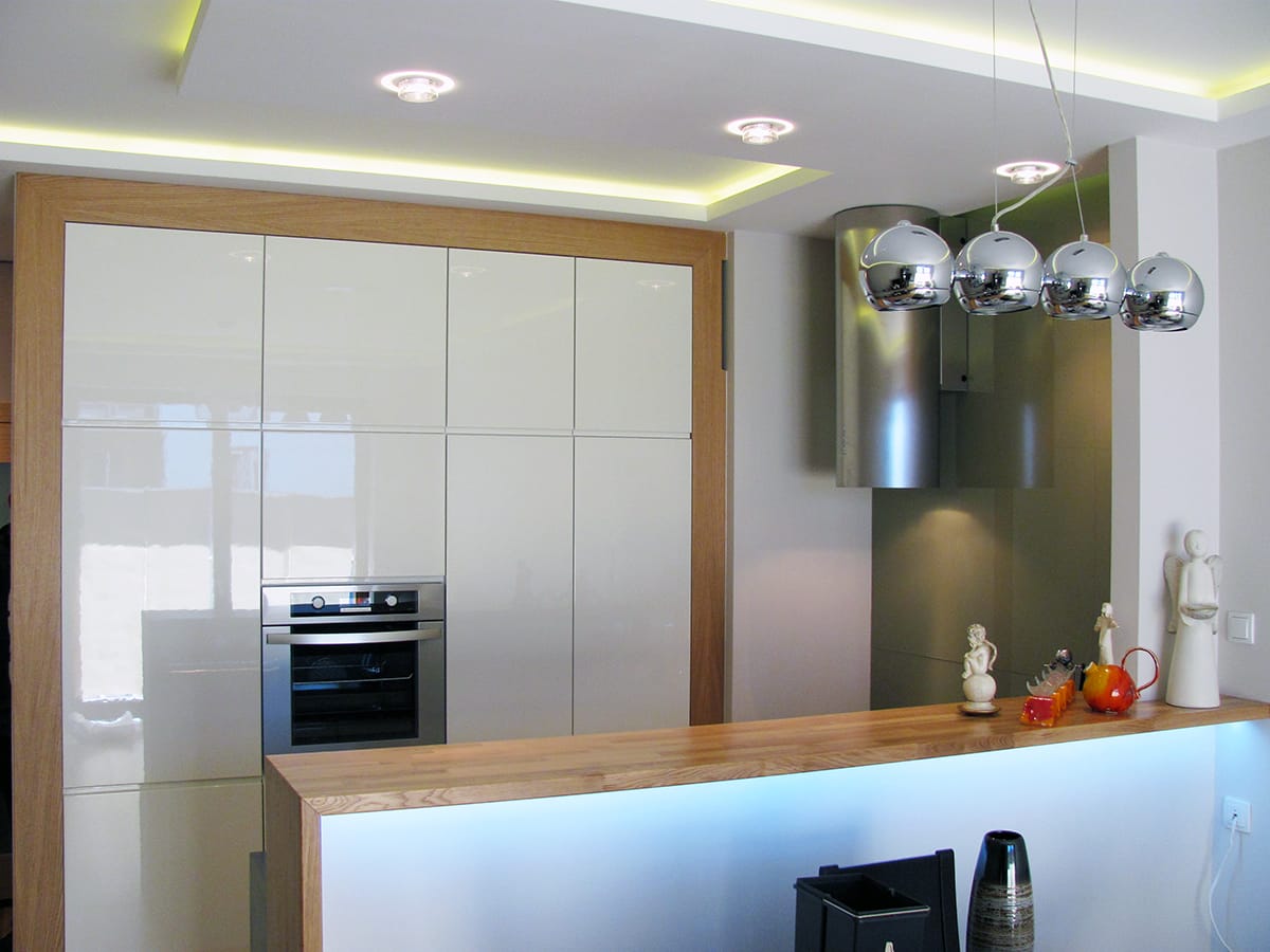 Biała kuchnia z drewnem i podświetleniem LED – KN_GD_NADW