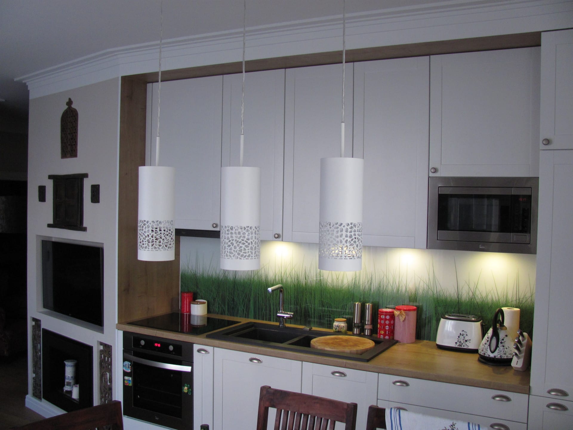 Biała kuchnia z motywem zielonej trawy na szkle – KK-ND16