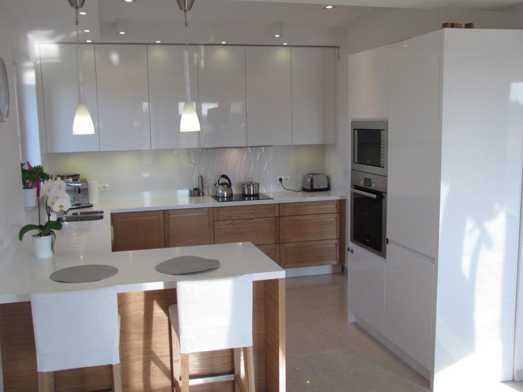 Nowoczesna kuchnia biało–drewniana – KN_CHW