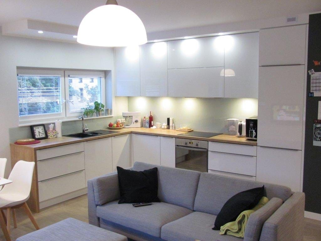 Biała kuchnia z szarym szkłem i drewnianym blatem – KN_E_3M