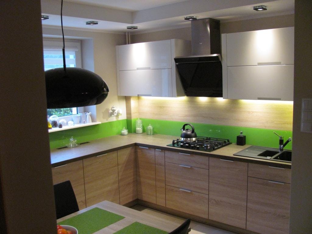 Nowoczesna kuchnia z białymi frontami i zielonym akcentem – KN_E_TR
