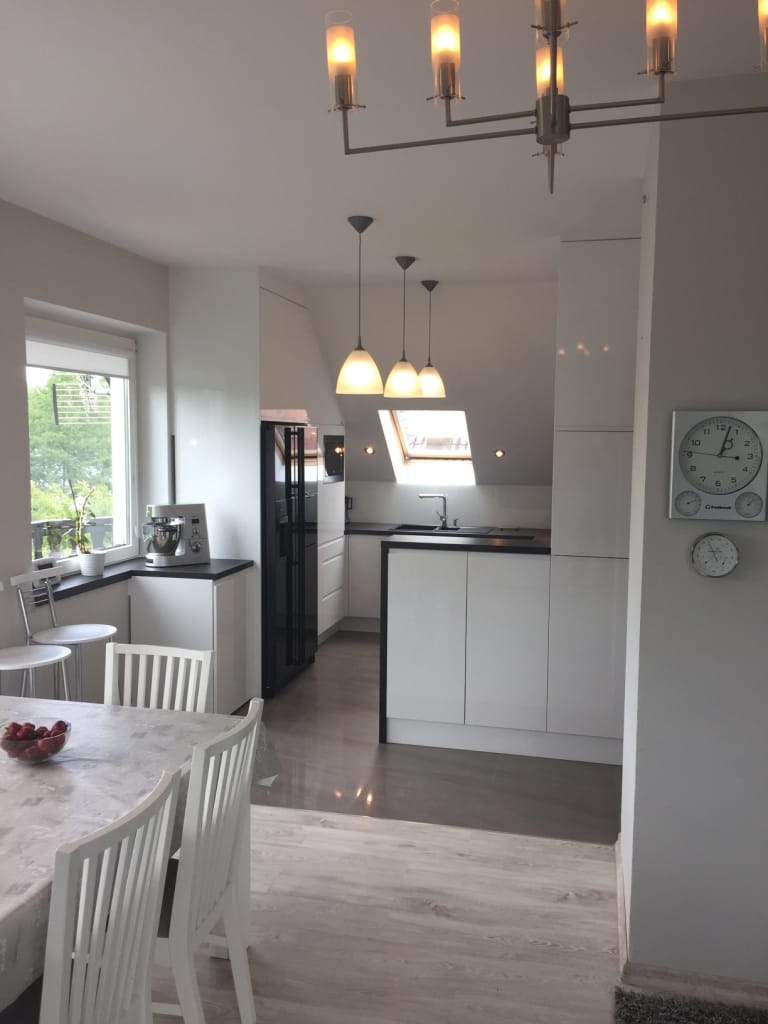 Biała kuchnia ze skosami i czarnymi dodatkami – KN_GAR