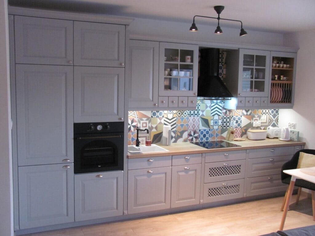 Kuchnia klasyczna z szarymi frontami i kolorowymi płytkami