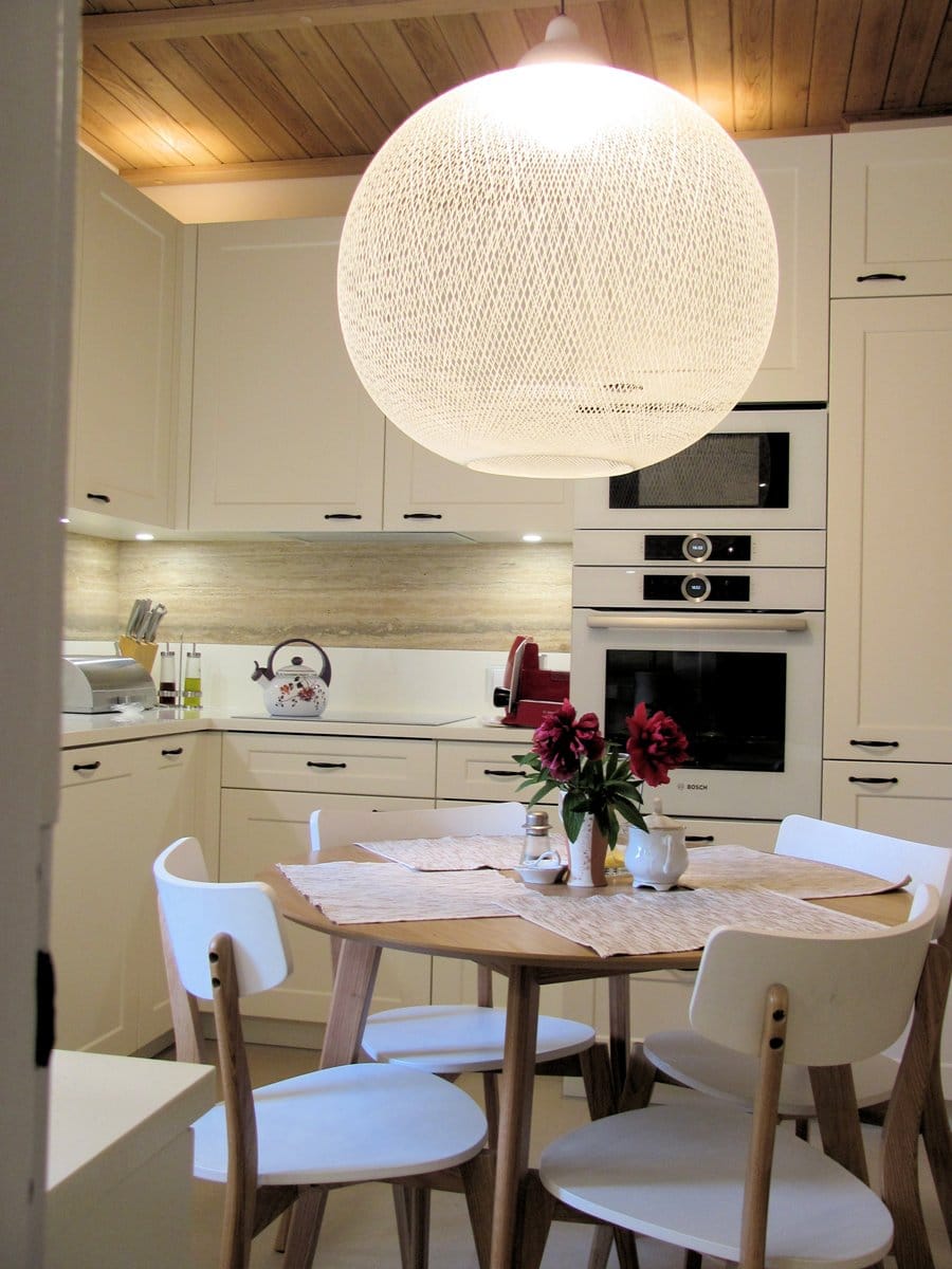 Biała kuchnia z drewnianym sufitem i naturalnym kamieniem – KK_E_PION