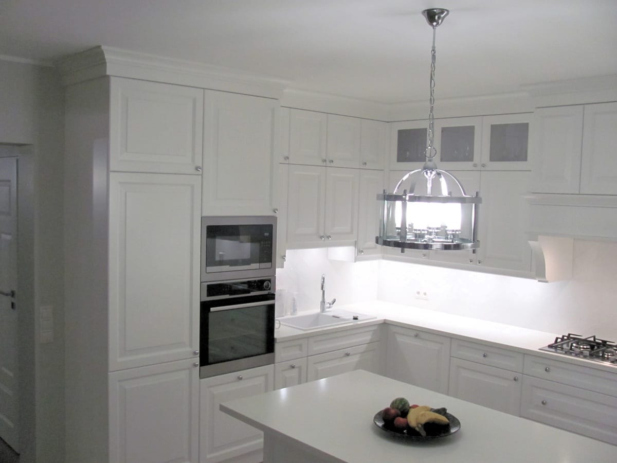 Klasyczna kuchnia w bieli z wyspą – KK_KR_POL