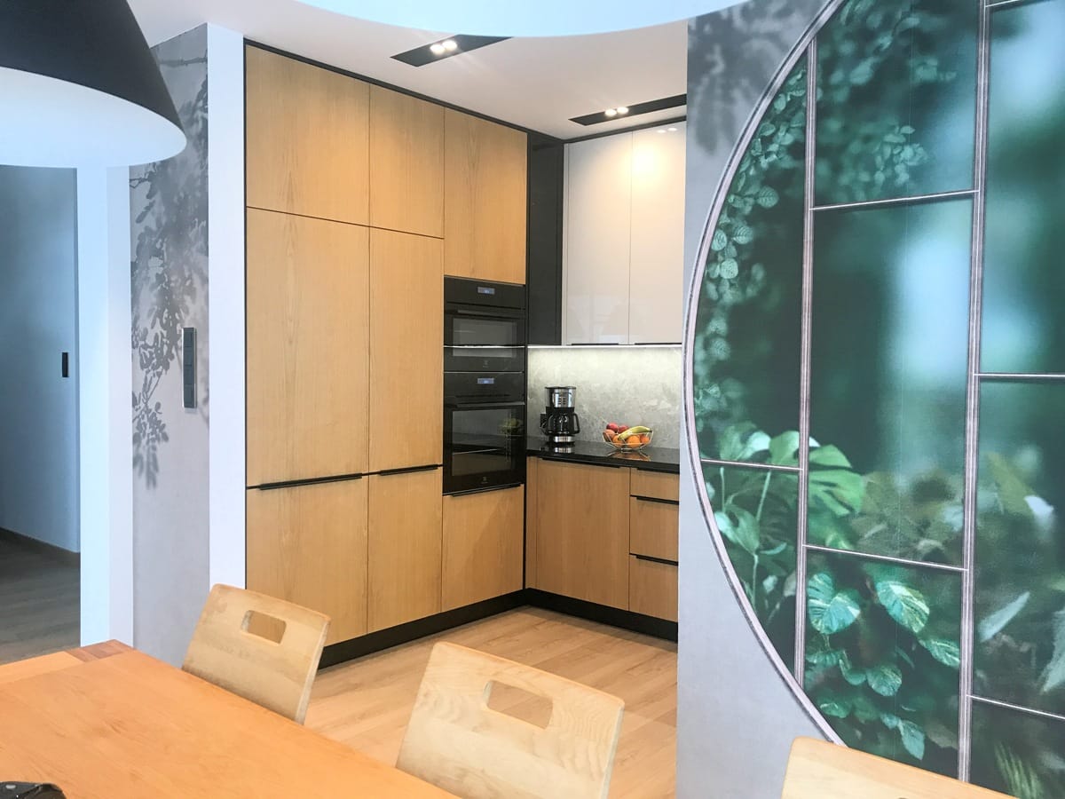 Nowoczesna kuchnia z drewnem i czarnym blatem – KN_AN