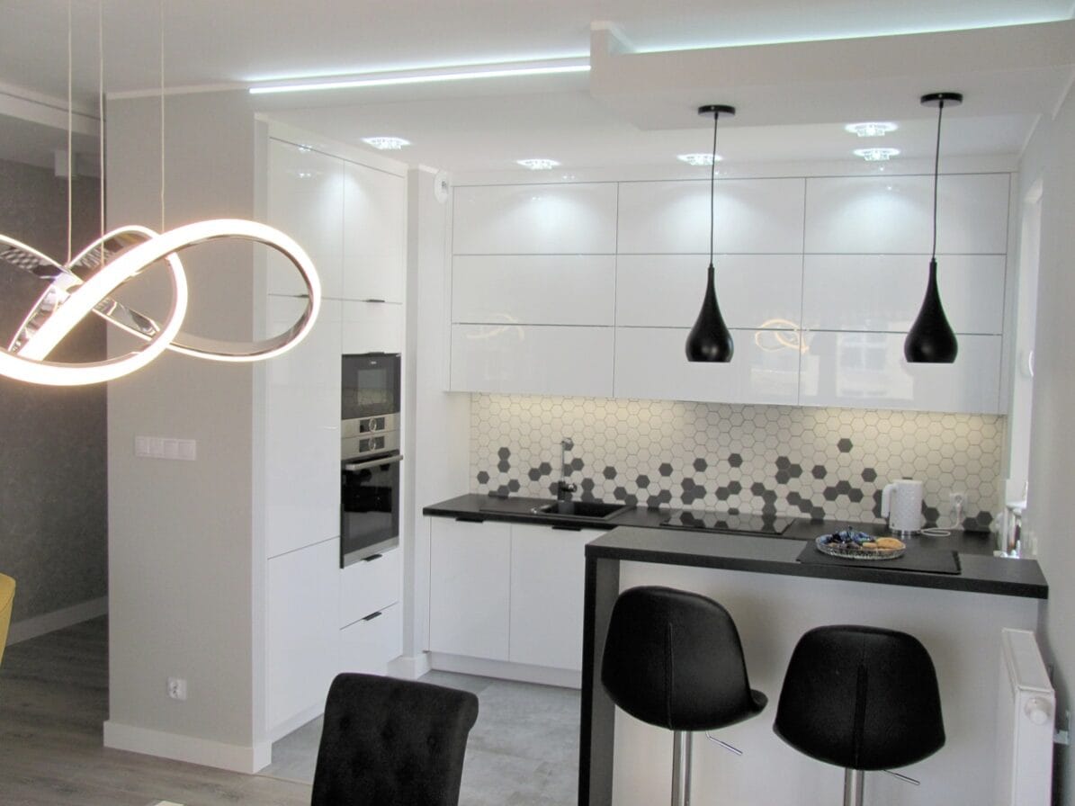 Biała kuchnia nowoczesna z czarno-białą mozaiką hexagonów – KN_E_BE