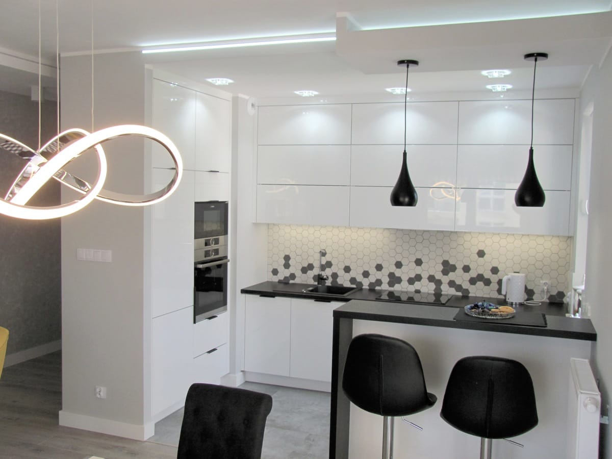 Biała kuchnia z szaro-białą mozaiką hexagonów – KN_E_BE