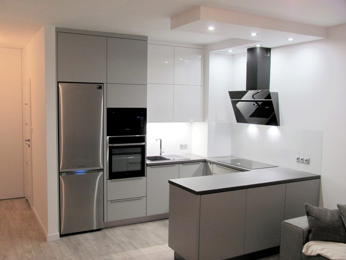 Szara kuchnia z białymi frontami górnymi i czarnym okapem – realizacja ROVATO