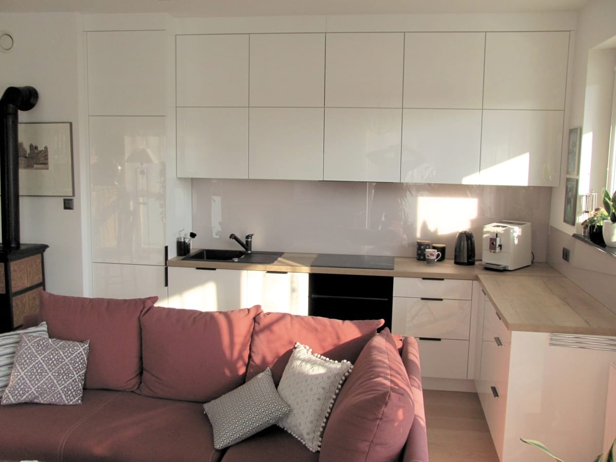 Biała kuchnia z drewnianym blatem w salonie – KN_E_NOW