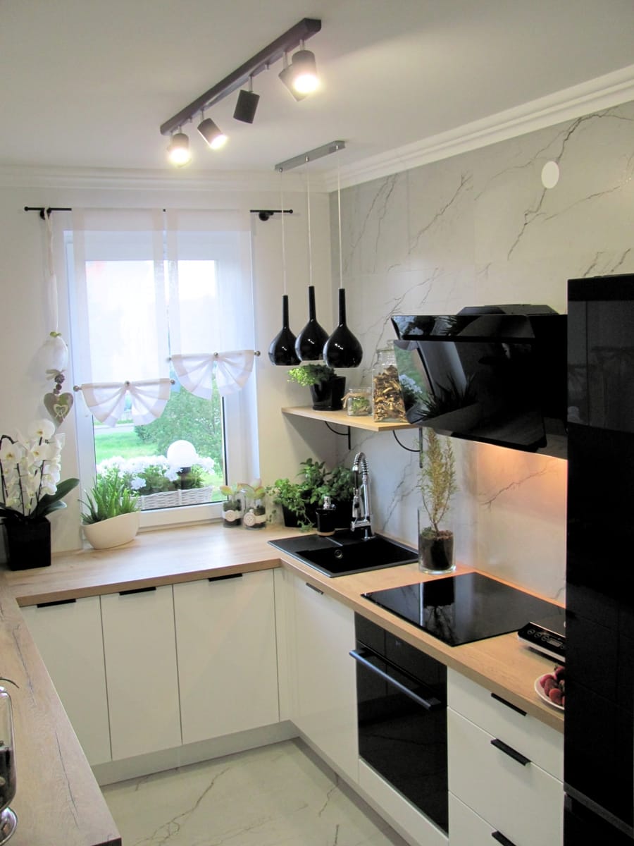 Nowoczesna kuchnia biało-drewniana w mieszkaniu – KN_E_OBO