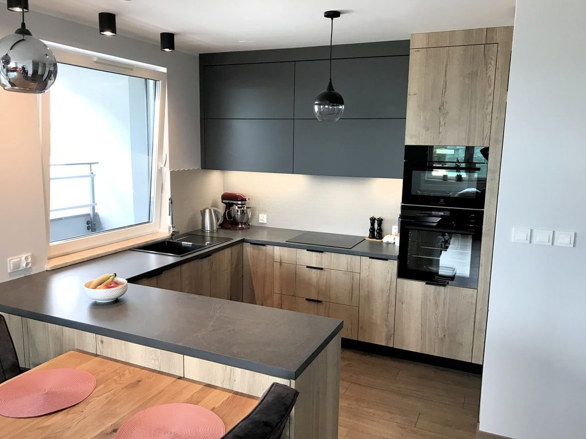Kuchnia z drewnianymi frontami i grafitowymi akcentami –KN_GD_LAWWZG