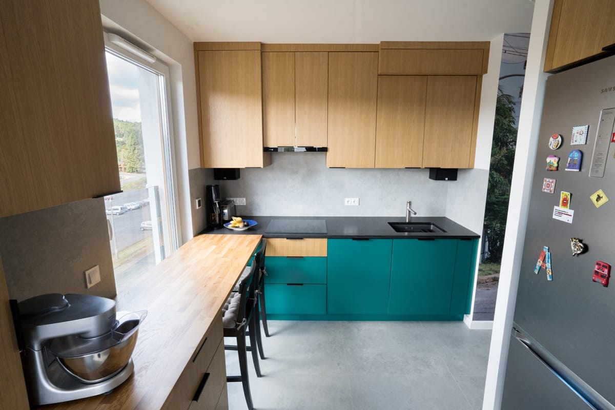 Nowoczesna kuchnia w drewnie i turkusie – KN_GD_OP