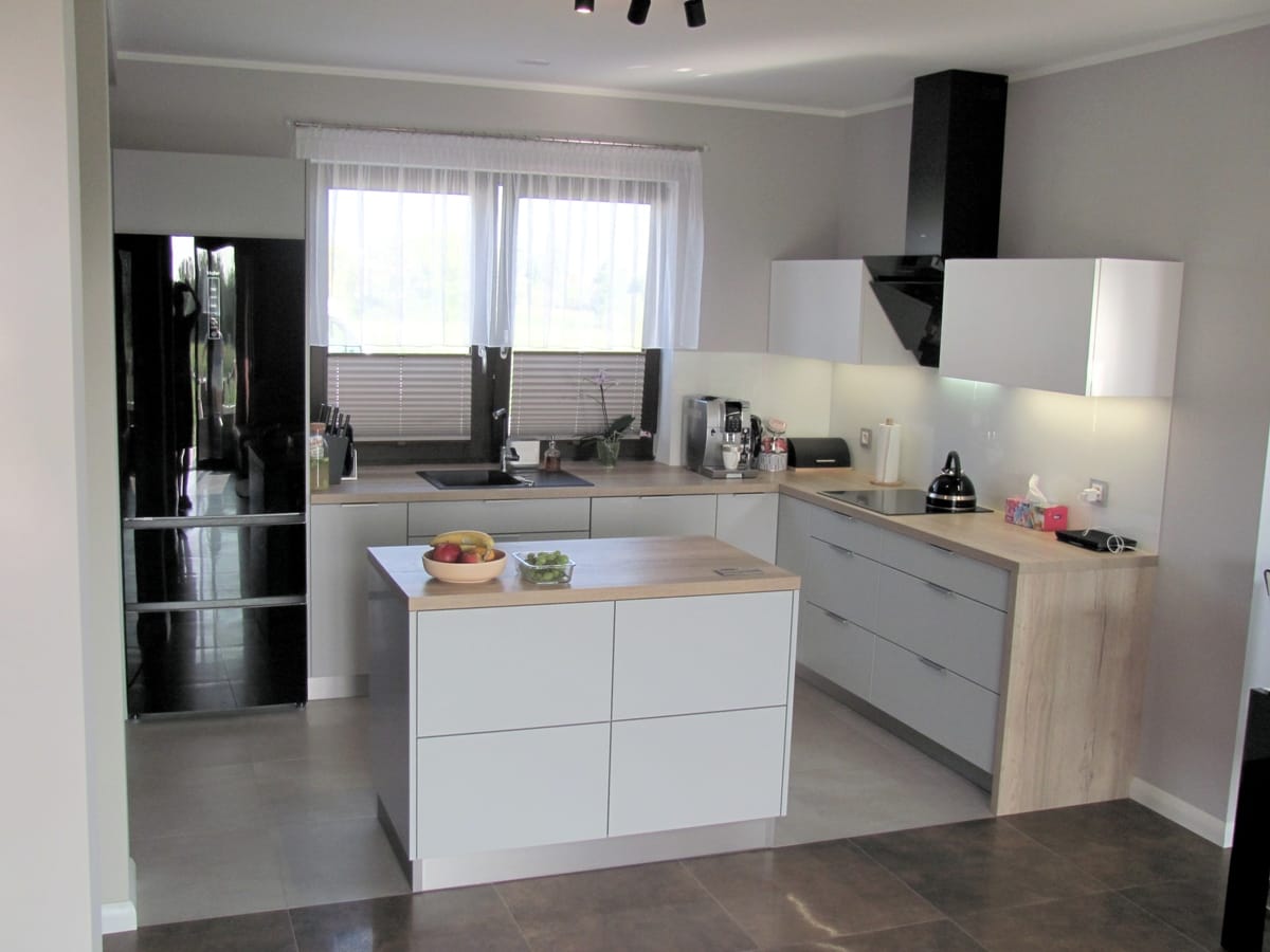 Nowoczesna kuchnia z wyspą i drewnianymi akcentami – KN_MLY