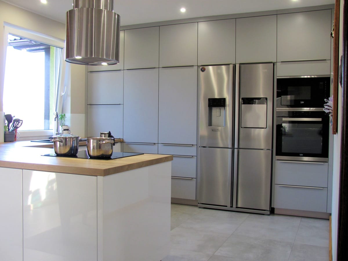 Nowoczesna kuchnia z białą wyspą i szarą zabudową – KN_NOW