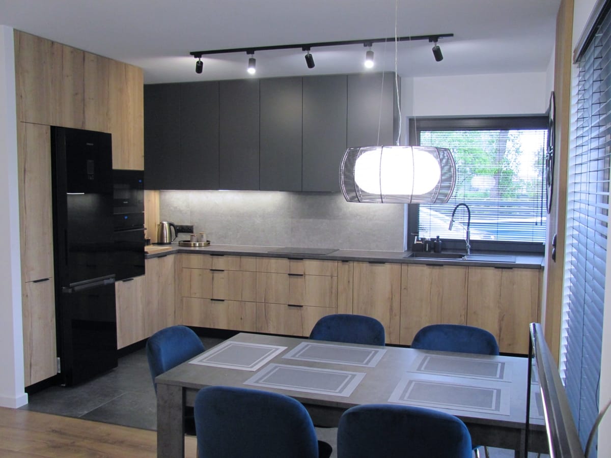 Nowoczesna kuchnia z drewnem i szarością – KN_STE