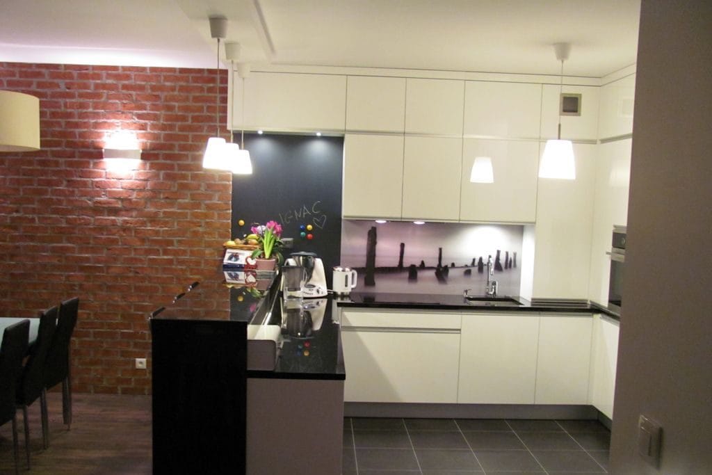 Nowoczesna kuchnia z białymi frontami i czarnym blatem – KN-L