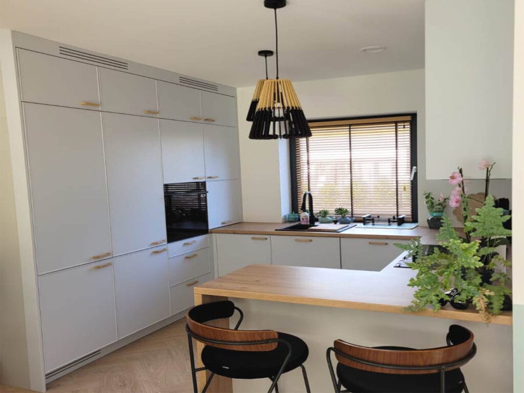 Realizacje 9 Nowoczesna kuchnia szaro–drewniana z półwyspem – KN_SENDOM