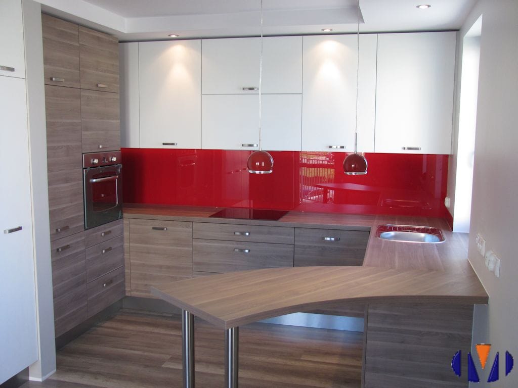 Nowoczesna kuchnia z czerwonym szkłem – KN_H